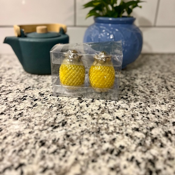 Ceramic Pineapple Salt and Pepper Shakers Yellow 2 Piece Set Brand New in box - Picture 11 of 11